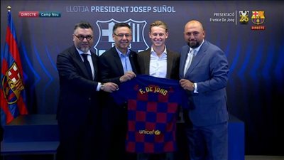 بالصور.. دى يونج يوقع عقود انضمامه إلى برشلونة لمدة 5 سنوات