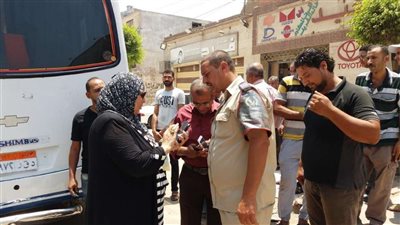 رئيس مركز ميت غمر تعتلي أتوبيس ركاب وتتحفظ عليه لمخالفته التعريفة الجديدة