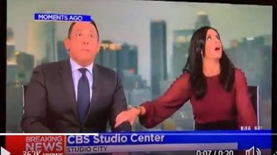 مذيعان بقناة  الـCNN يتفاجئان بالزلزال أثناء تقديمهما حلقة إخبارية