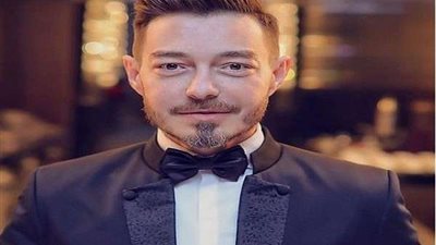 صورة رومانسية تجمع أحمد زاهر مع زوجته