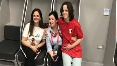 جهاد عامر تستقبل احد أصحاب متلازمة داون قبل انطلاق مباراة مصر وجنوب إفريقيا بإستاد القاهرة