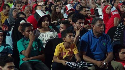 بالصور.. إقبال كثيف بمركز شباب الجزيرة لمتابعة مباراة مصر وجنوب أفريقيا