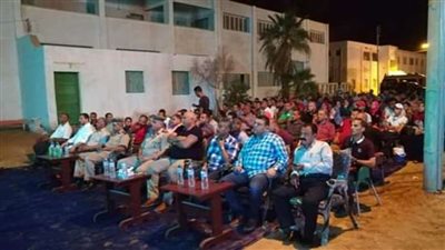 محافظ الوادي الجديد يتابع مباراة مصر وجنوب أفريقيا وسط الجماهير