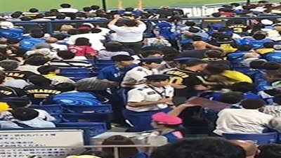 مشجع بيسبول يستخدم ابنه كسلاح ضد مشجعي فريق الخصم