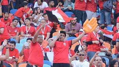الجماهير تهاجم لاعبي المنتخب في استاد القاهرة بعد توديع أمم أفريقيا