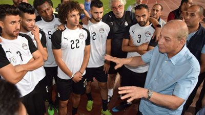 بالصور.. المنتخب الوطني يؤدي تدريبه الأخير بمؤازرة وزيري الدفاع والرياضة