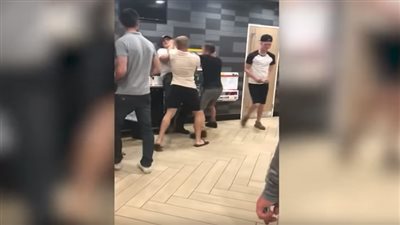 بالفيديو.. موظف بالخطوط التركية يعتدي على مسافر بريطاني بمطار اسطنبول