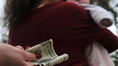 أم تتجرد من مشاعر الأمومة وتبيع طفلها بـ 65 ألف جنيه بالهرم