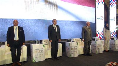 الحكومة توقع 8 عقود شراكة مع مستثمرين بالمحافظات لإنشاء مناطق لوجيستية