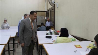 رئيس جامعة أسيوط يتابع أداء طلاب الثانوية المتقدمين لاختبارات القدرات