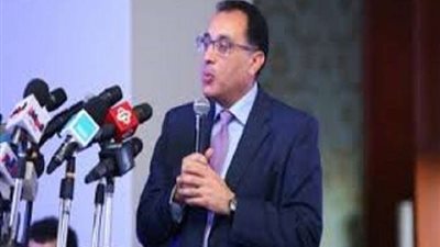 رئيس الوزراء يتابع مع المسئولين توفير أراضي زراعية لشباب الصعيد