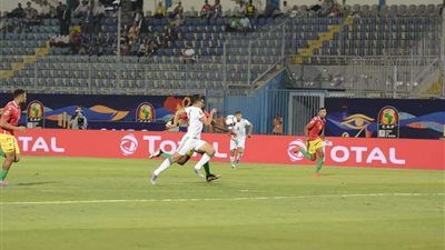 الجزائر تضرب غينيا بثلاثية وتصعد لربع نهائي أمم أفريقيا 2019