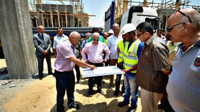 محافظ بورسعيد يتفقد سير العمل بسوق الخضروات والفاكهة الجديد
