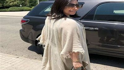 بالصور.. بوسي تتألق بفستان قصير وبدون مكياج