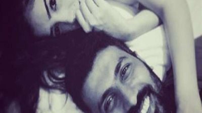 صورة رومانسية تجمع محمد سامي ومي عمر