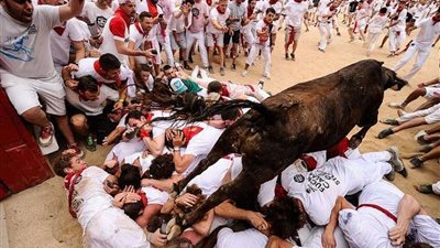 بالصور.. مهرجان الثيران يتحول لساحات مرعبة في إسبانيا