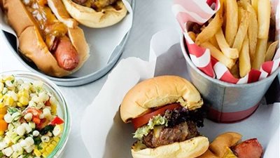 أستاذ طب بديل يفجر مفاجأة عن شوي البرجر والهوت دوج