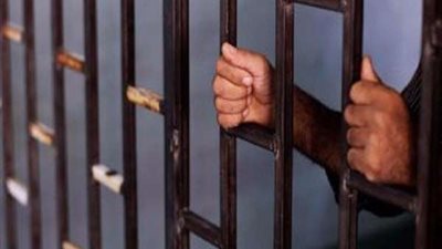 حبس شخصين لاتهامهما بسرقة حقيبة سيدة بالطريق العام في حي الزيتون