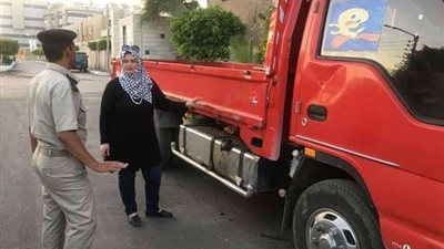 انقلاب سيارة نقل محملة بالأخشاب بكوبري قها في القليوبية