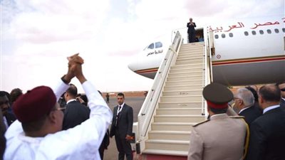 بالصور.. رئيس النيجر يودع السيسي أثناء مغادرته بعد انتهاء القمة الإفريقية