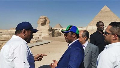 بالصور.. رئيس وزراء تنزانيا يزور منطقة آثار الهرم