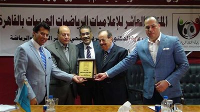 تكريم ضياء رشوان ورئيس رابطة النقاد الرياضيين بملتقى اتحاد الصحافة الرياضية