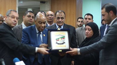 هيئة قضايا الدولة تكرم أسرة الشهيد عمر القاضي