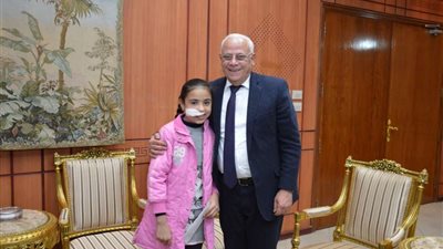 محافظ بورسعيد يقرر علاج الطفلة 