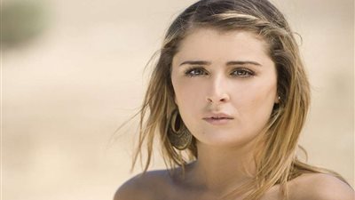 بالصورة.. عائشة بن أحمد تتألق بالأحمر