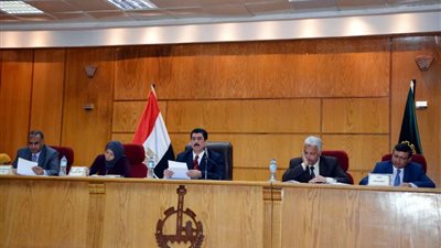 محافظ القليوبية يجتمع باللجنة العليا لإدارة الإعلانات