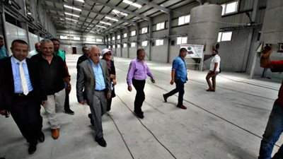 محافظ بورسعيد يتفقد مصنع إنتاج الزيوت