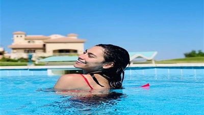 بالصور.. هاجر أحمد بإطلالة جذابة داخل حمام السباحة