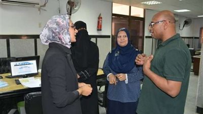 حنان مجدي تتفقد المركز التكنولوجى لخدمة المواطنين بالوادى الجديد