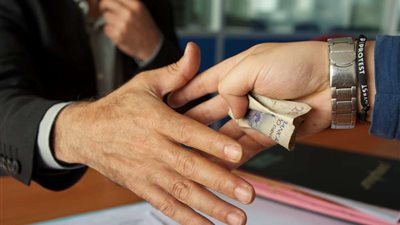 آخرهم النائب صلاح عيسى.. انتقال ظاهرة الرشوة من المواطن إلى المسئول