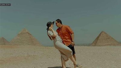 قبطان مصري وزوجته الروسية يشعلان مواقع التواصل الاجتماعي