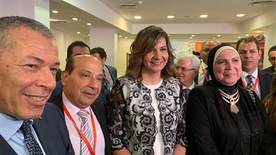 بالصور.. وزيرة الهجرة تتفقد معرض المشروعات الصغيرة والمتوسطة