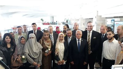 محافظ بورسعيد يلتقي الدفعة الثانية من أطباء منظومة التأمين المتجهين إلى لندن