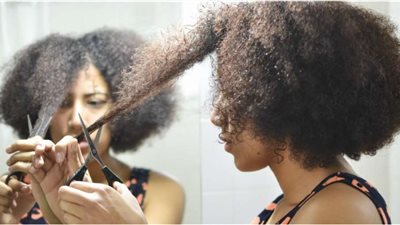 زيت الزيتون وخل التفاح .. الحل الأمثل لإزالة تشابك الشعر