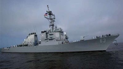 مدمرة الصواريخ الأمريكية تعبر مضيق البوسفور التركي