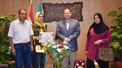 محافظ الفيوم يُكرم الطالبة الحاصلة على المركز الثاني في الثانوية العامة