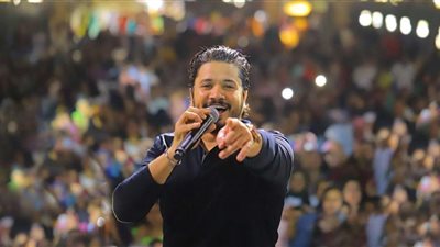 مصطفى حجاج يغني في 