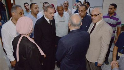 محافظ أسيوط ورئيس الجامعة يزوران مصابي حادث تصادم سيارتين