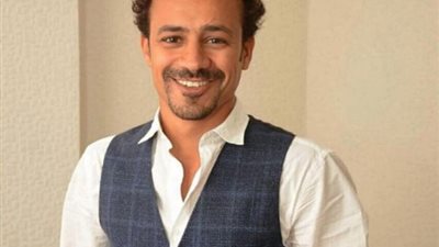 أحمد داوود ينشر صورة بصحبة زوجته من باريس