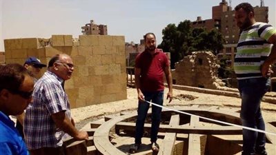 رئيس الآثار الإسلامية يتفقد صيانة مجرى العيون (صور)