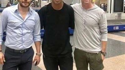 بالصور.. رونالدينيو وكين يصلان مطار القاهرة