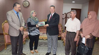 محافظ بني سويف يهدي ثاني الجمهورية في الثانوية مكافأة مالية وجهاز تابلت