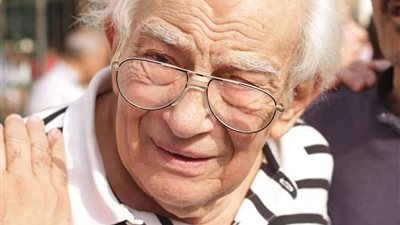 تشييع جثمان زوجة الفنان رشوان توفيق (صور)