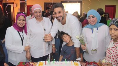 أحمد السعدني يحتفل بعيد ميلاده مع أطفال معهد الأورام (صور)