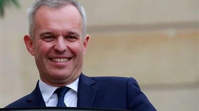 بعد اتهامه بإهدار المال العام.. وزير البيئة الفرنسي يقدم استقالته