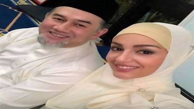 ملكة جمال روسيا السابقة تروج لرضيعها كملك لماليزيا